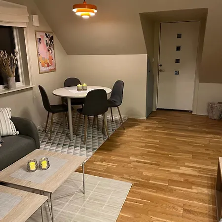 Cozy Top-floor With Arctic Cathedral View