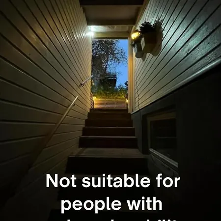 Cozy Top-floor With Arctic Cathedral View *